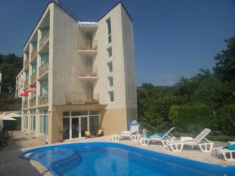 Property building, Swimming pool, sunbed