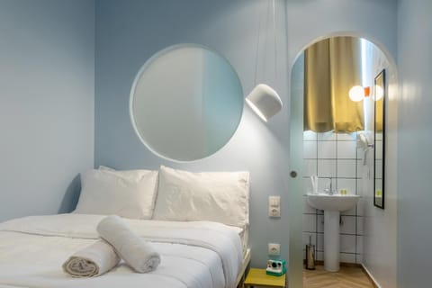 Bed, Bathroom, Photo of the whole room, Bedroom, towels