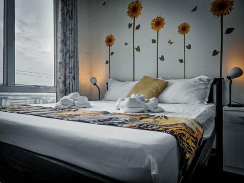 Bed, Photo of the whole room, Bedroom, towels