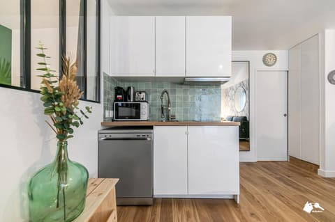 Kitchen or kitchenette, minibar, stove