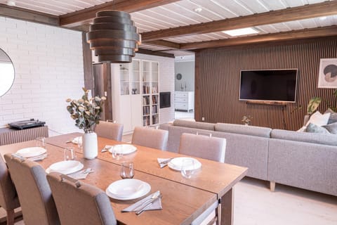 Communal lounge/ TV room, TV and multimedia, Living room, Seating area, Evening entertainment