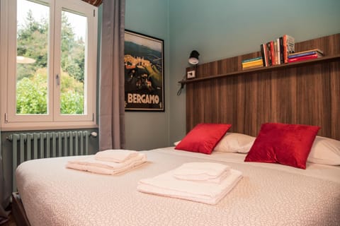 Bed, towels