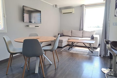 Seating area, Dining area, air conditioner