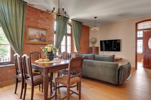 TV and multimedia, Living room, Seating area, Dining area, Evening entertainment