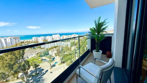 Patio, Communal lounge/ TV room, Day, Natural landscape, View (from property/room), Balcony/Terrace, Living room, Seating area, Evening entertainment, City view, Sea view