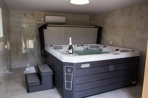 Hot Tub, towels