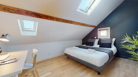 Bed, Seating area, Bedroom