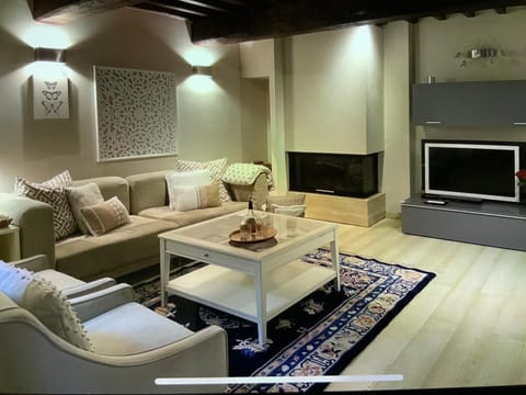 TV and multimedia, Living room, Seating area, Evening entertainment