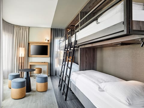 TV and multimedia, Seating area, bunk bed