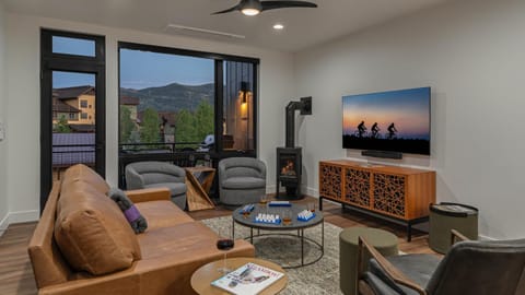 Natural landscape, Balcony/Terrace, Living room, Seating area, fireplace