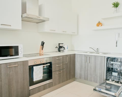 Coffee/tea facilities, Kitchen or kitchenette, dishwasher, microwave, oven, stove, toaster