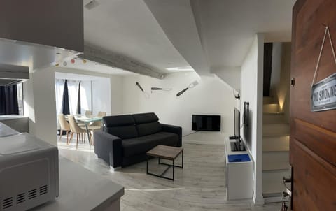 Communal lounge/ TV room, TV and multimedia, Living room, Seating area, Bedroom