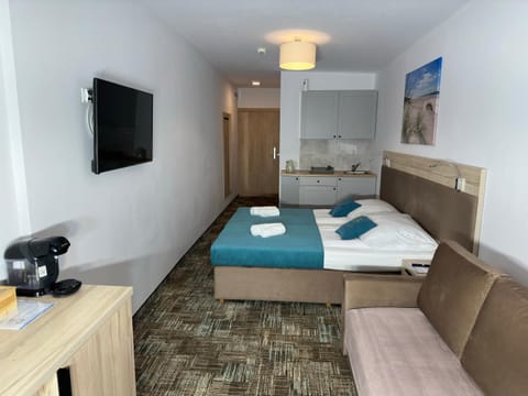 Bed, TV and multimedia, Living room, Photo of the whole room, Seating area, Bedroom, towels