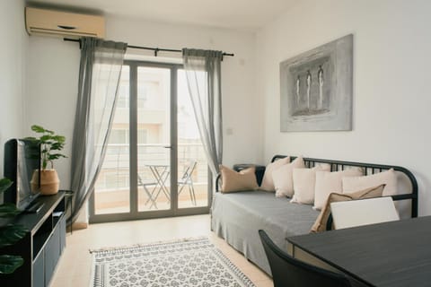 Bed, Summer, TV and multimedia, Balcony/Terrace, Living room, internet, air conditioner, air conditioner