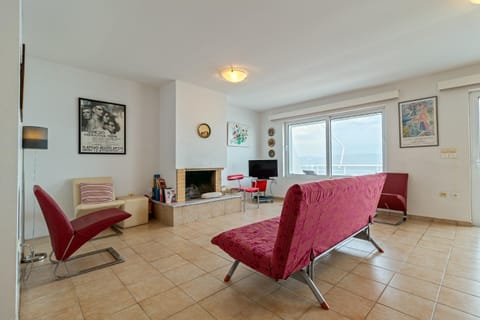 TV and multimedia, View (from property/room), Living room, Seating area, Sea view, flat iron