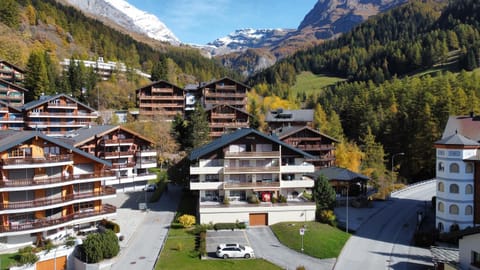 Property building, Balcony/Terrace, Mountain view, Parking