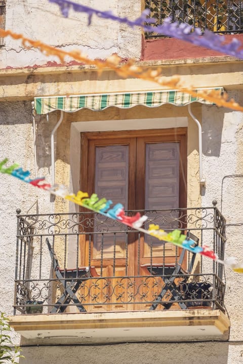 Property building, Day, Balcony/Terrace