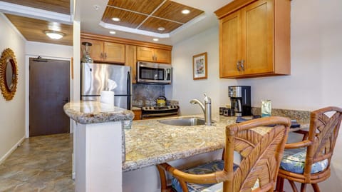 Kitchen or kitchenette, minibar, stove