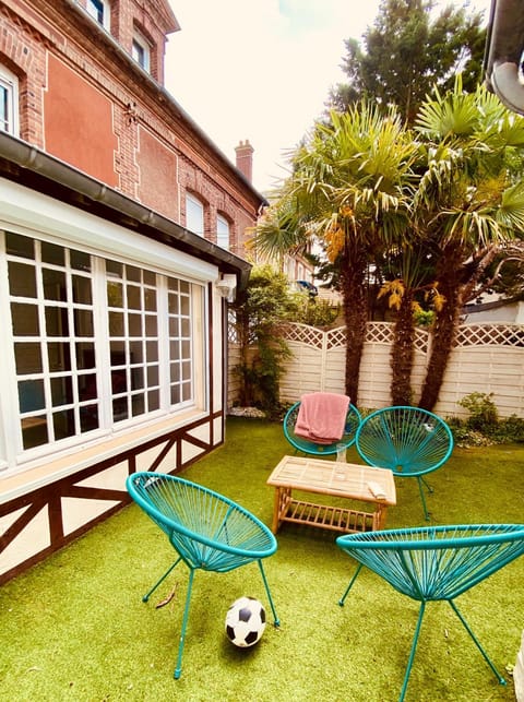 Patio, Garden, Garden view, sunbed