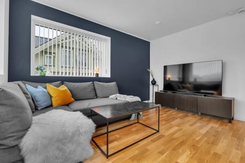 Communal lounge/ TV room, TV and multimedia, Living room, Seating area, Evening entertainment