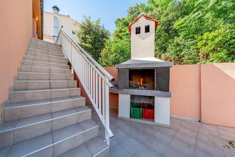 Property building, BBQ facilities, Other, Entertainment