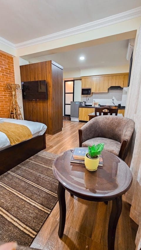 Bed, Kitchen or kitchenette, Living room, Food and drinks, Photo of the whole room, Seating area, Dining area, Bedroom, Food, minibar