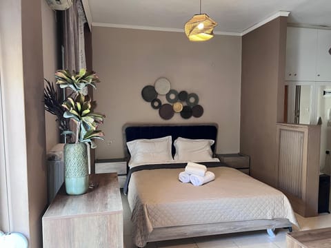 Bed, Photo of the whole room, towels, wardrobe