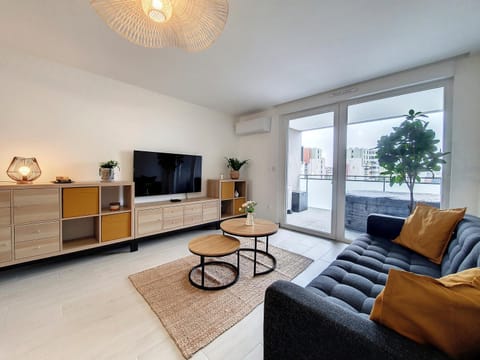 Living room, Seating area, air conditioner