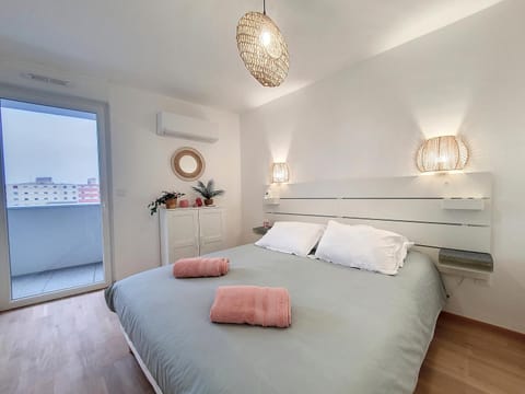 Bed, Photo of the whole room, Bedroom, towels