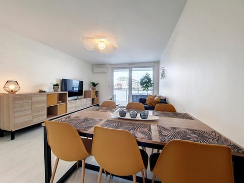 TV and multimedia, Seating area, Dining area