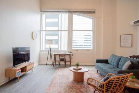 3BR CozySuites The Block Direct Skybridge Access#1 Apartment in Indianapolis