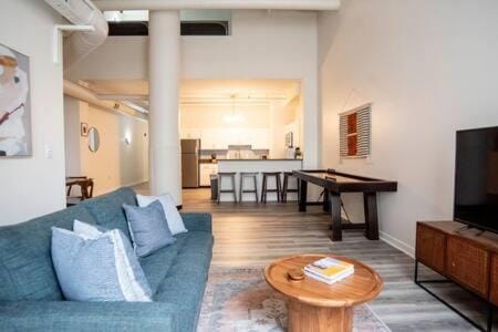 3BR CozySuites The Block Direct Skybridge Access#2 Apartment in Indianapolis