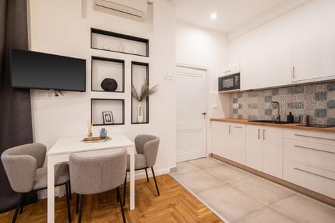 TV and multimedia, Kitchen or kitchenette, Dining area, heating, minibar, air conditioner