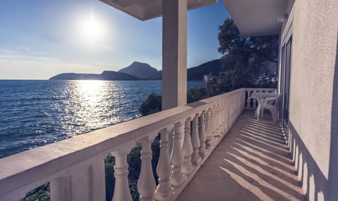 View (from property/room), Seating area, Bedroom, Sea view