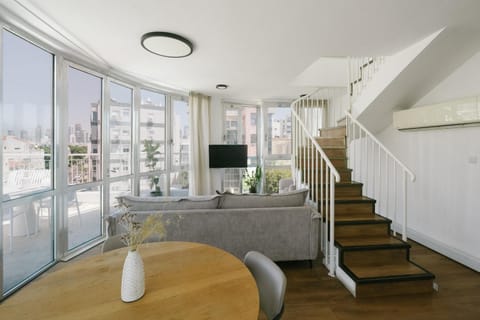 TV and multimedia, View (from property/room), Balcony/Terrace, Living room, Seating area, Dining area