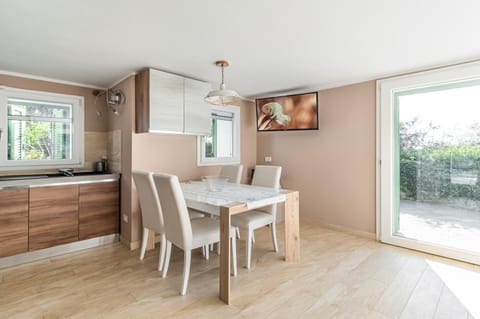 Kitchen or kitchenette, Dining area