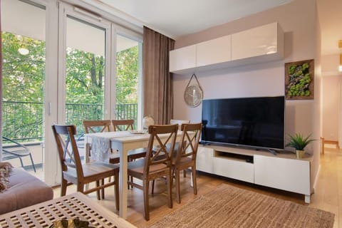 Communal lounge/ TV room, TV and multimedia, Living room, Seating area, Dining area