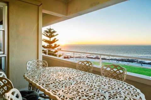Property building, View (from property/room), Balcony/Terrace, Seating area, Dining area, Sea view