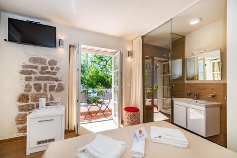 Shower, Toilet, Bathroom, TV and multimedia, Coffee/tea facilities, Photo of the whole room, Bedroom