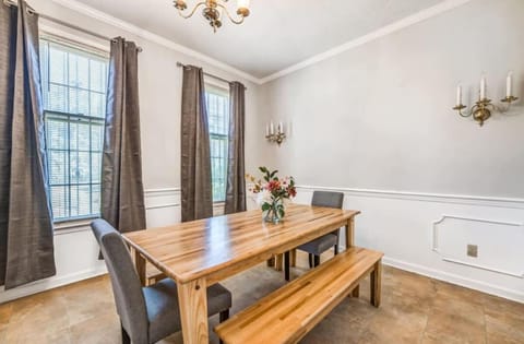 Near the Airport and Graceland Holmesdale Hideout House in Memphis