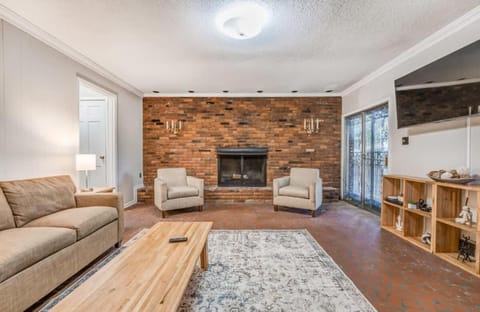 Near the Airport and Graceland Holmesdale Hideout House in Memphis