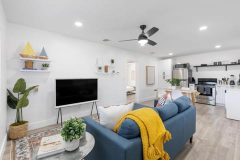 Kitchen or kitchenette, Living room, Seating area
