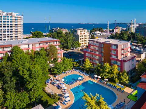 Property building, Day, Natural landscape, City view, Pool view, Sea view, Swimming pool, Location, sunbed