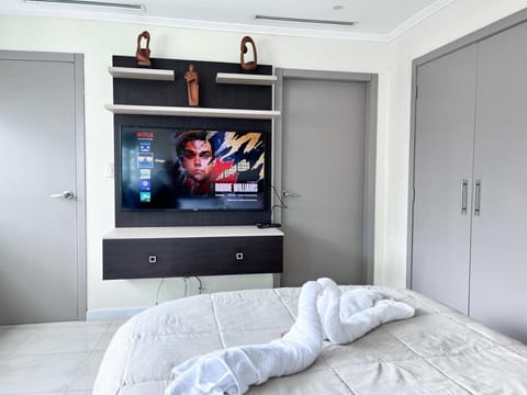 Bed, TV and multimedia, Photo of the whole room, Bedroom, towels, wardrobe