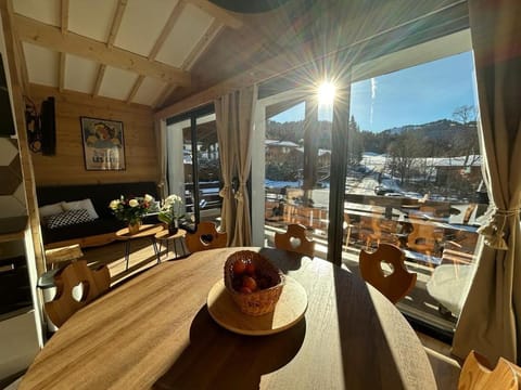 Communal lounge/ TV room, Mountain view, Meals
