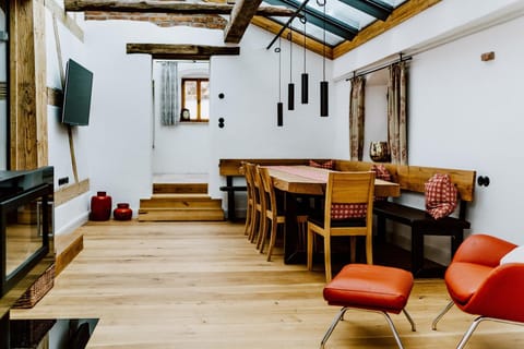 TV and multimedia, Seating area, Dining area, flat iron