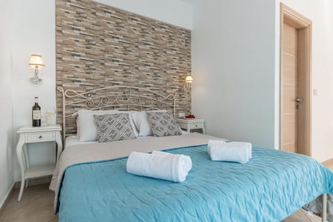 Bed, Photo of the whole room, towels