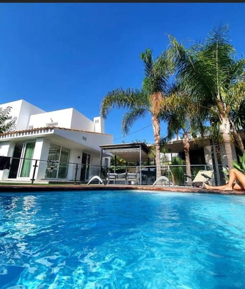 Property building, Patio, Day, Pool view, Swimming pool, sunbed