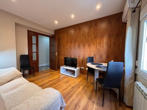 Communal lounge/ TV room, TV and multimedia, Living room, Photo of the whole room, Seating area, Dining area