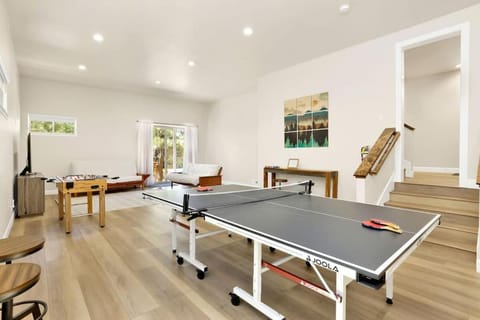 The Pines Retreat- Impeccable Modern Village Chalet House in Big Bear